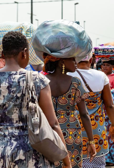 Frauen in Afrika auf dem Weg zum Markt