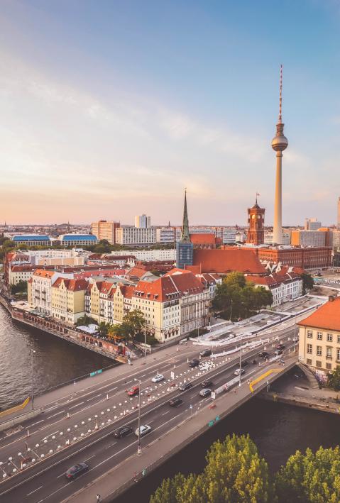 Panoramaausnahme von Berlin, der Fernsehturm im Hintergrund. 