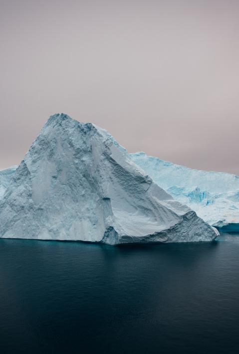 Eisberg umgeben von Meer. 