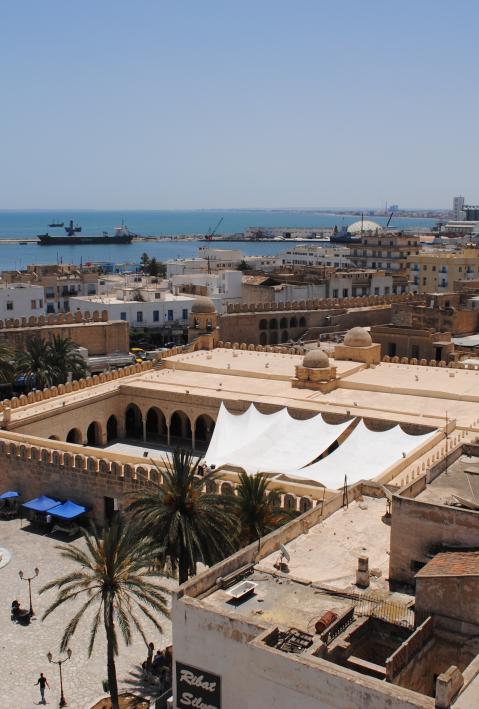 Tunesische Stadt am Meer von oben. 