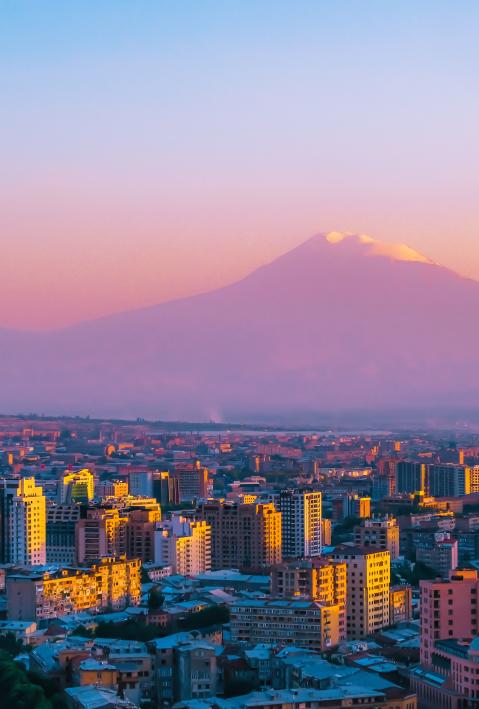 Panorama von Armeniens Hauptstadt Eriwan in der Dämmerung mit Berg Ararat im Hintergrund 