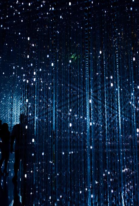 Silhouetten von Personen in einer futuristischen Installation