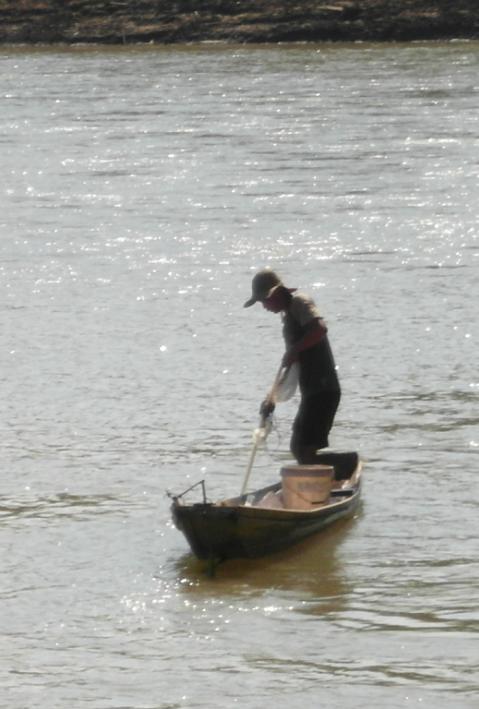 Uploads - Projekte - Bilder: Fisherman on Mekong tributary4_KEF_Nov. 2012.JPG