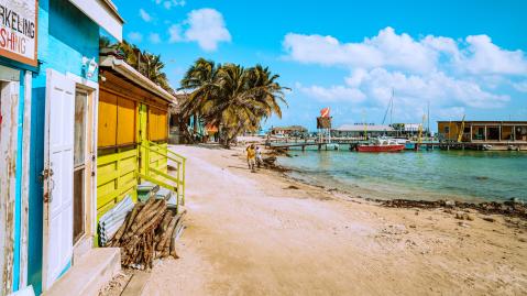 Strand und Bootsstege der Insel Ambergris Caye in Belize
