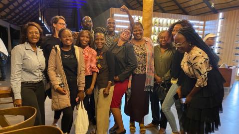 Eine Gruppe an Teilnehmenden des SEED Catalyser Workshops in Botswana treffen sich für ein Networking-Dinner