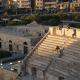 Jugendliche sitzen auf den Treppen des Römischen Theaters von Amman
